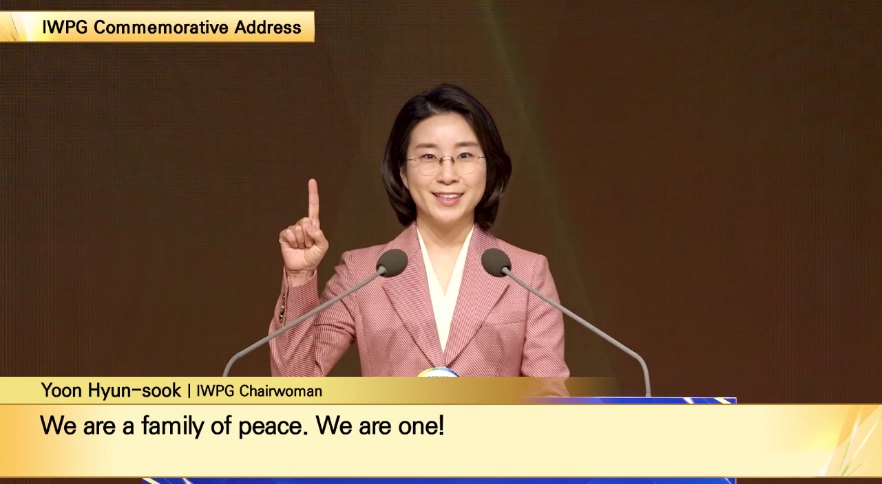 IWPG Chairwoman Hyun Sook Yoon Hyun is giving her commemorative